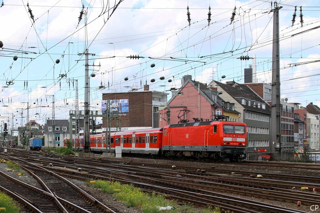 143 643-5 ist mit einem x-Wagen-Zug auf der S-6 unterwegs. Hier erreicht der Zug Kln Hbf. (25.8.2010)