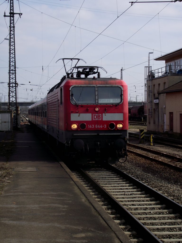 143 644-3 fhrt mit RB in Hanau Hbf ein am 22.03.13