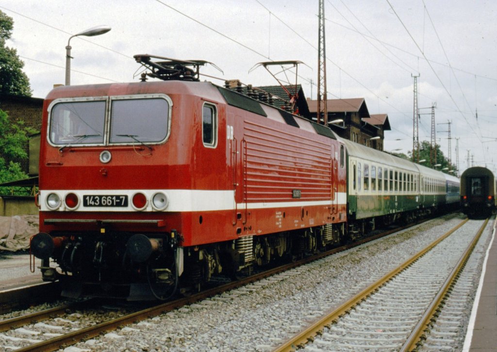 143 661-7 Bahnhof Lbbenau im Juni 1993 -auch bei schlechterem Wetter hohe Fahrgastzahlen - der Spreewald lockt mit seinen Kahnfahrten.