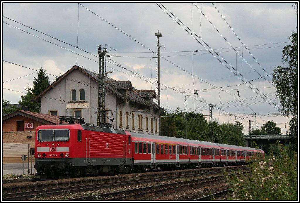 143 804 h�lt mit ihrer Regionalbahn in Beimerstetten, 04.08.10