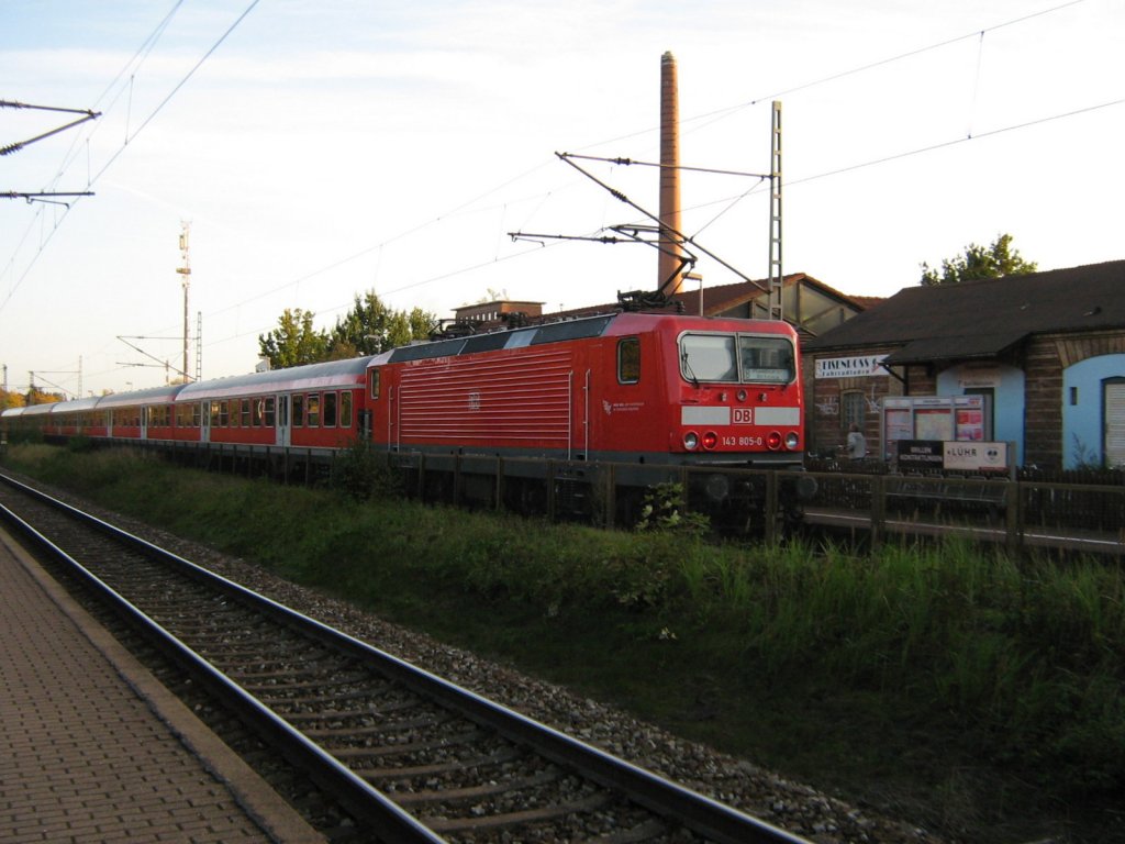 143 805-0 als Schiebelok der Regionalbahn von Neumnster ber Elmshorn nach Hamburg-Altona beim fahrplanmigen Halt im Bahnhof Tornesch am 09.10.2008