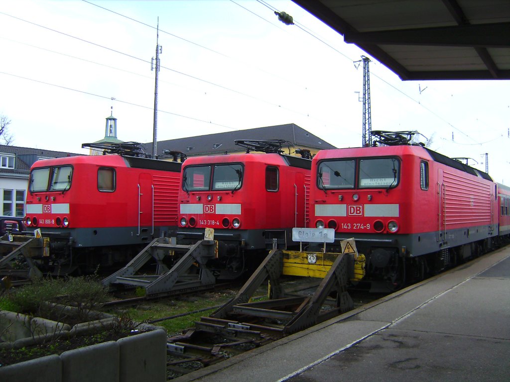 143 806,143 318 und 143 274 eintrchtig nebeneinander abgestellt im Bf Ansbach.