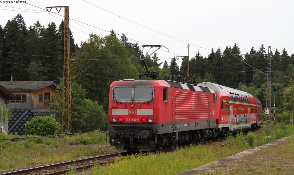 143 810-0 und 143 640-1 mit der RB 26959 (Freiburg(Breisgau) Hbf-Seebrugg) in Hinterzarten 24.6.12