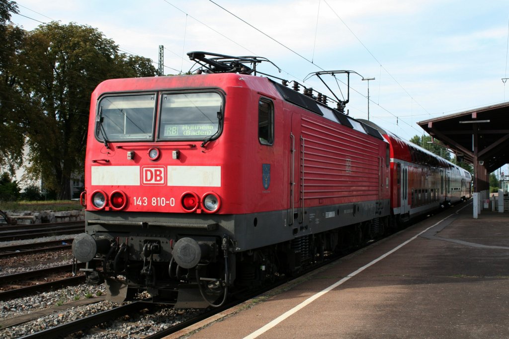 143 810-0 mit dem HVZ-Pendelzug Mllheim (Baden) - Neuenburg (Baden) am 14.08.12 beim Kopfmachen in Mllheim. Der Zug wird in Krze zurck an die Franzsische Grenze fahren.
