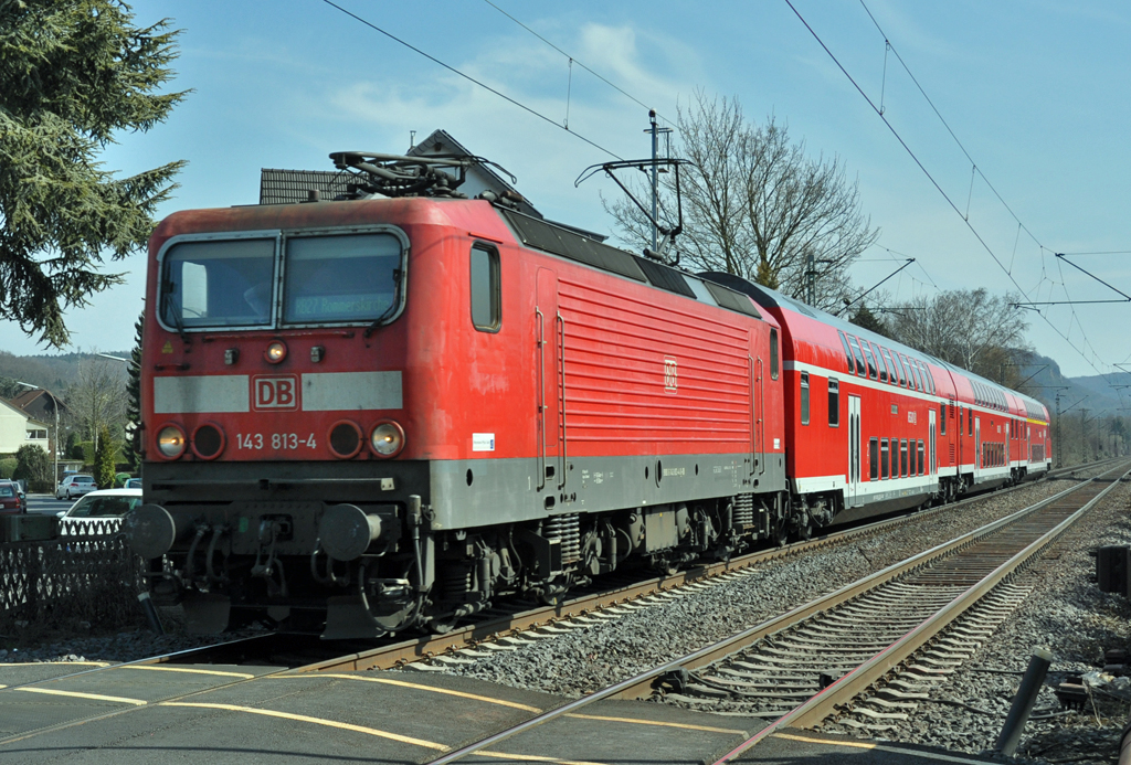 143 813-4 RB27 mit Dostos bei Bonn-Beuel - 27.03.2013
