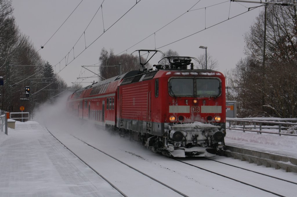 143 816-7 rauscht mit ihrem Regionalexpress von Zwickau nach Leipzig durch Werdau Nord. Fotografiert am 11.01.2010. 