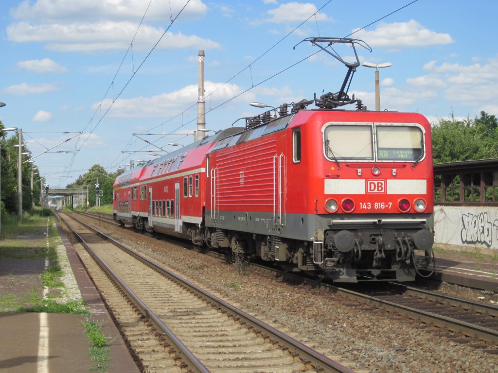 143 816 steht am 17.Juni 2011 mit einber RB nach Leipzig Hbf in L.-Rckmarsdorf.
