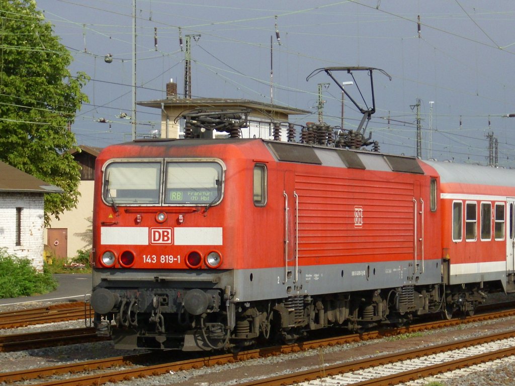 143 819-1 steht am 17. Juli 2010 mit einer Regionalbahn nach Frankfurt am Main Hbf im Gleisvorfeld von Hanau abgestellt.