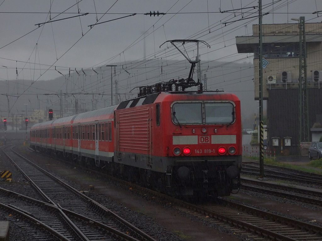 143 819-1 steht mit einer n-Wagen Garnitur im Regen bereit fr neue Einstze.Aufgenommen vom Bahnsteig Gl.8. Koblenz 6.11.2010 