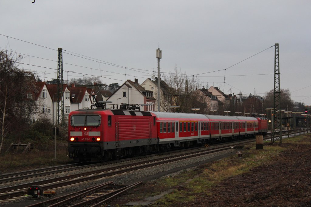 143 819 verlsst zusammen mit einer Schwesterlok am Morgen des 11.12.2010 so eben den Bahnhof Wiesbaden Biebrich und eilt ihrem Ziel Koblenz entgegen. 