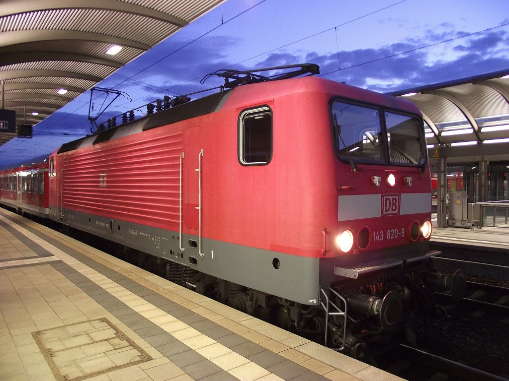 143 820-9 steht am 24. Juni 2011 mit einer RB nach Saalfeld (Saale) auf Gleis 2 im Bahnhof Lichtenfels.