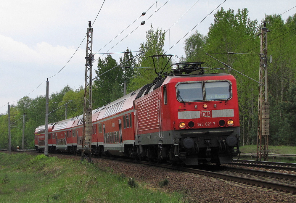 143 821-7 fhrt hier mit der RB14 von Senftenberg nach Nauen ber Berlin Schnefeld Flughafen durch Bestensee. 01.05.2010