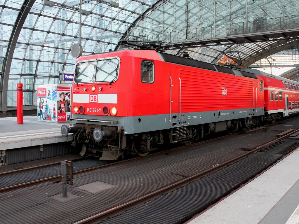 143 821-7 mit RE 18268 auf der Linie RE 7 am 16.03.03.2012 in Berlin Hbf.