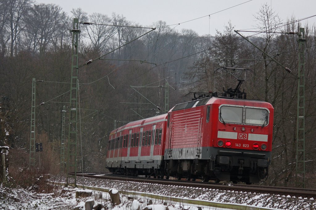 143 823 schiebt am 19.1.13 eine S6 nach Essen Hbf.Hier kurz hinter dem Bahnhof Kettwig.