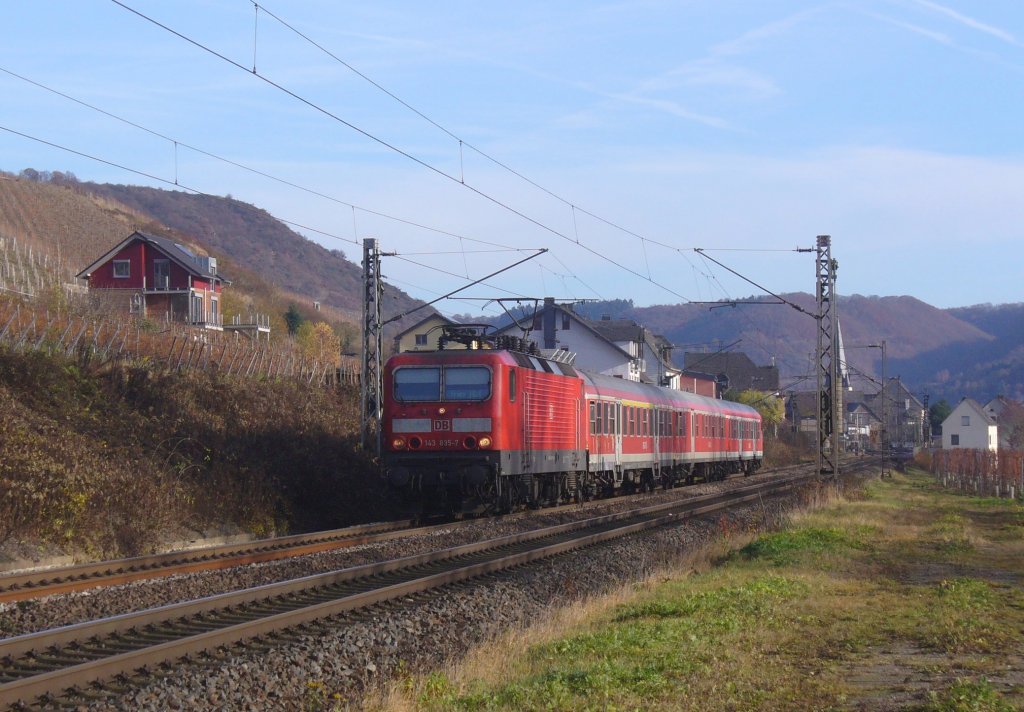 143 825-7 zieht den RB 81 - Koblenz - Trier am 30.11.2011 durch Pommern (Mosel)