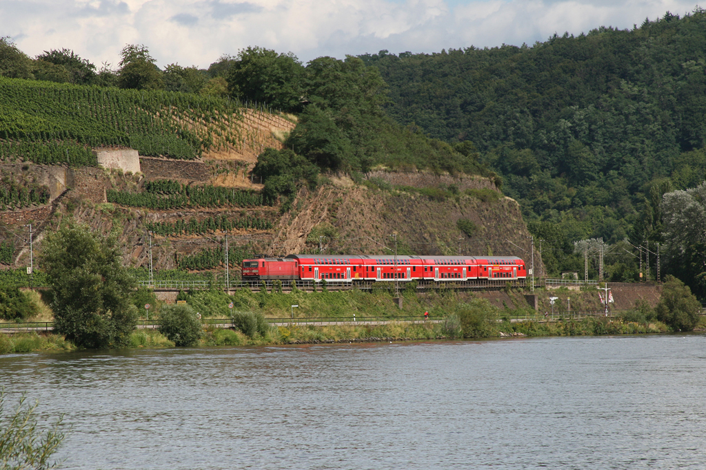 143 825 mit einem RE am 19.08.2010 bei Winningen an der Mosel.