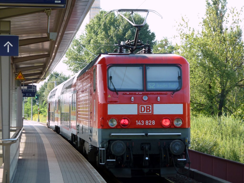 143 828 bei der Ausfahrt in Dresden Reick mit dem Ziel Dresden FLughafen.
24.08.11