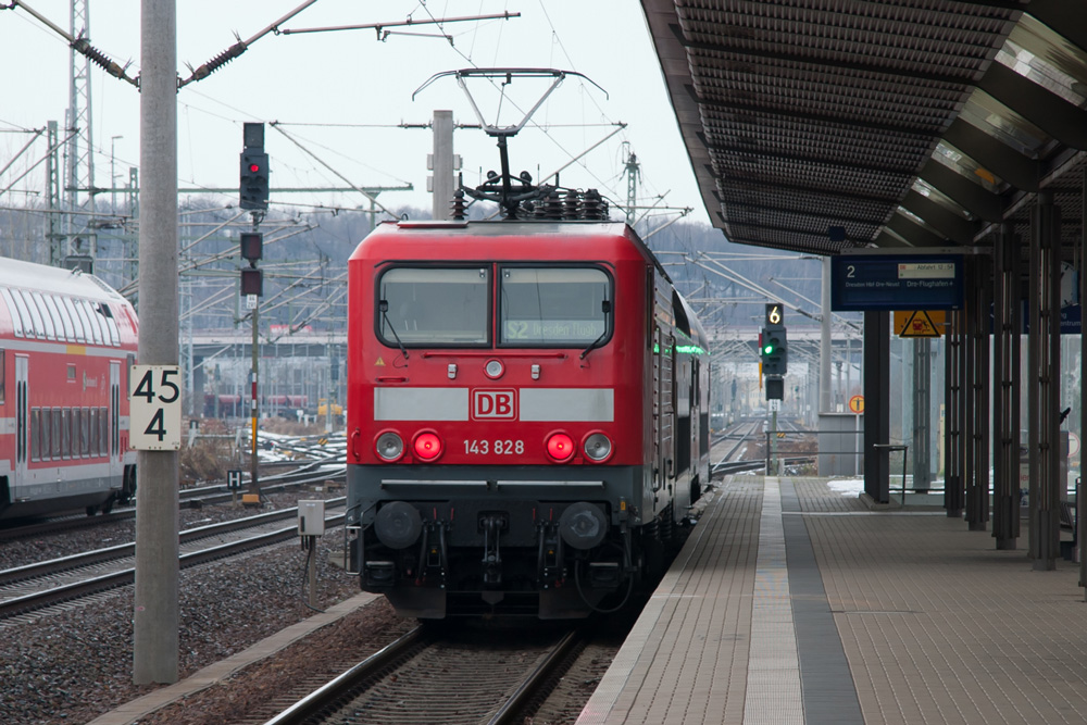 143 828 erhlt in Pirna, der Endstation der S2, Ausfahrt in Richtung Dresden-Flughafen. 04.12.2012
