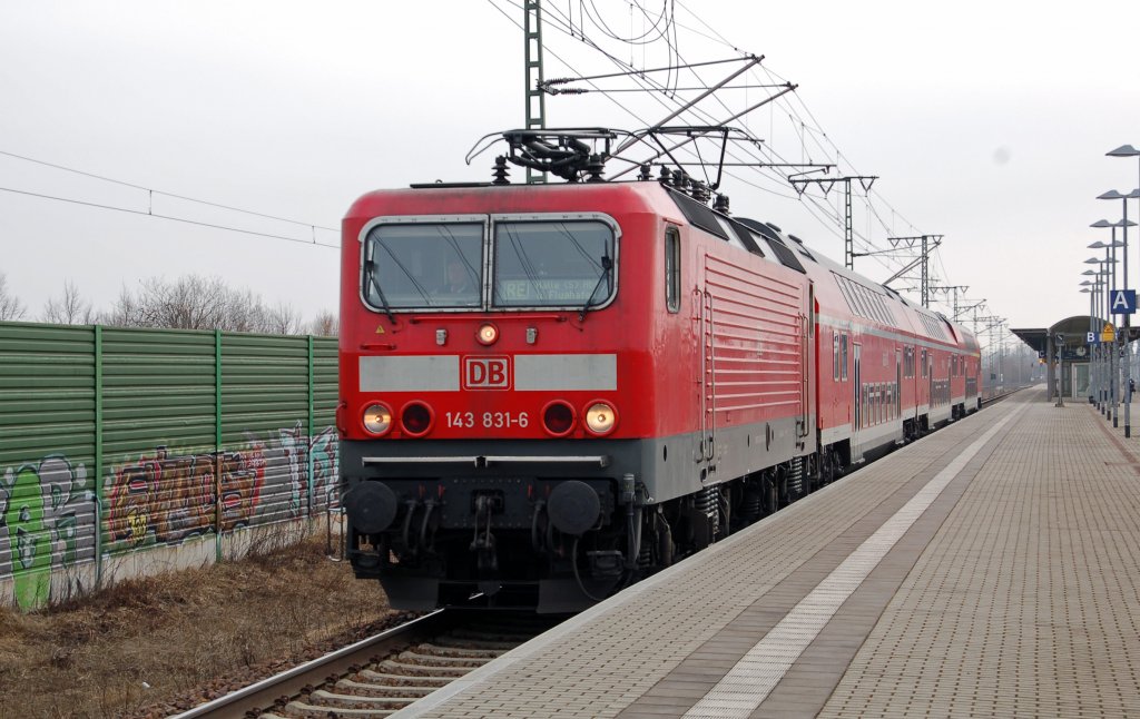 143 831 verl�sst am 05.03.11 mit einem RE nach Halle(S) Hbf den Bahnhof Leipzig Messe.