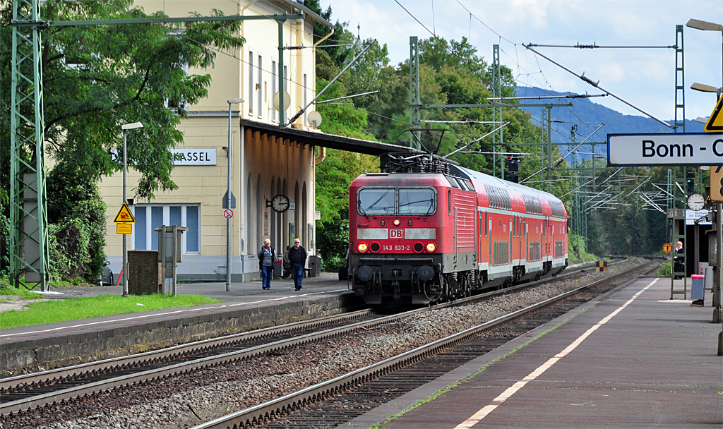 143 833-2 mit 3 Dostos beim Halt in Bonn-Oberkassel - 19.09.2010
