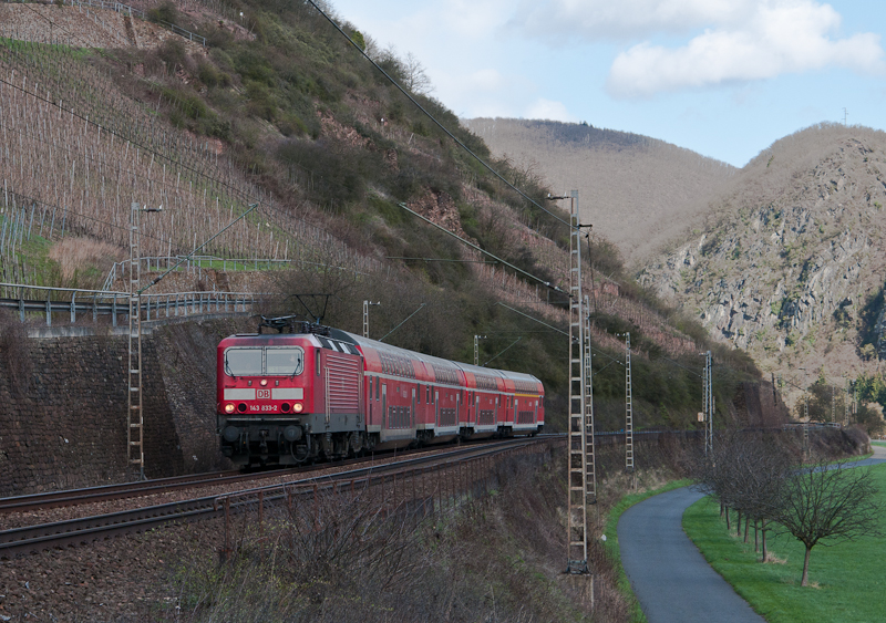 143 833-2 mit dem RE 12014 (Koblenz Hbf - Saarbrcken Hbf) am 1. April 2010 bei Mden. Ein Gru geht an das Lokpersonal!