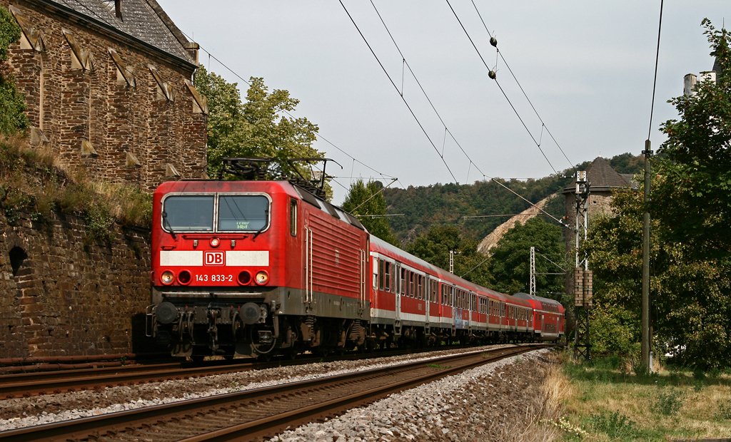 143 833 befrdert am 9. September 2009 bei Lehmen die RB 12224 von Koblenz nach Trier. Zu berfhrungszwecken ist bei diesem Zug am Zugschluss noch ein Doppelstockwagen angehngt.