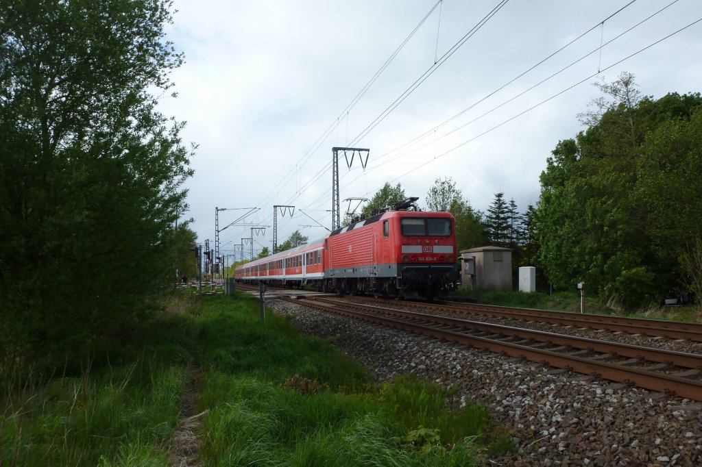 143 834-0 fuhr am 16.05.2012 mit einem RE von Hannover nach Norddeich Mole, hier in Neermoor.