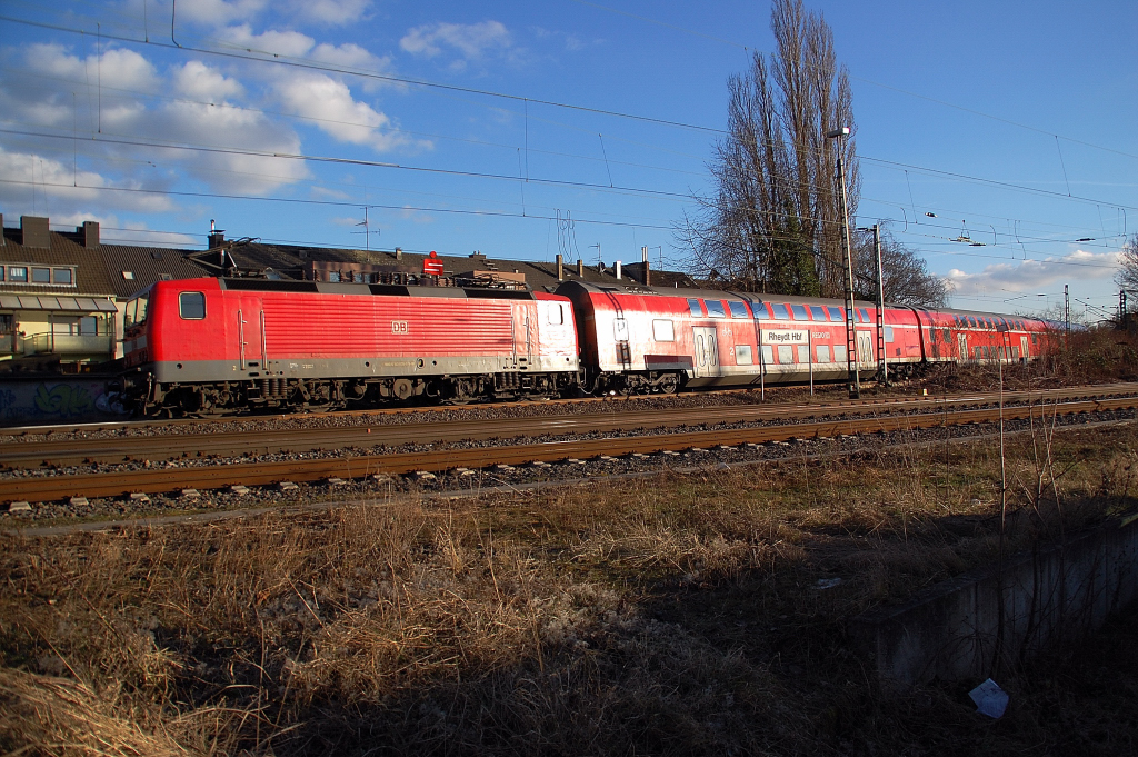 143 835-7 schiebt am Nachmittag des 8.2.2011 einen Zug der RB 27 nach Koblenz aus dem Bahnhof Rheydt.