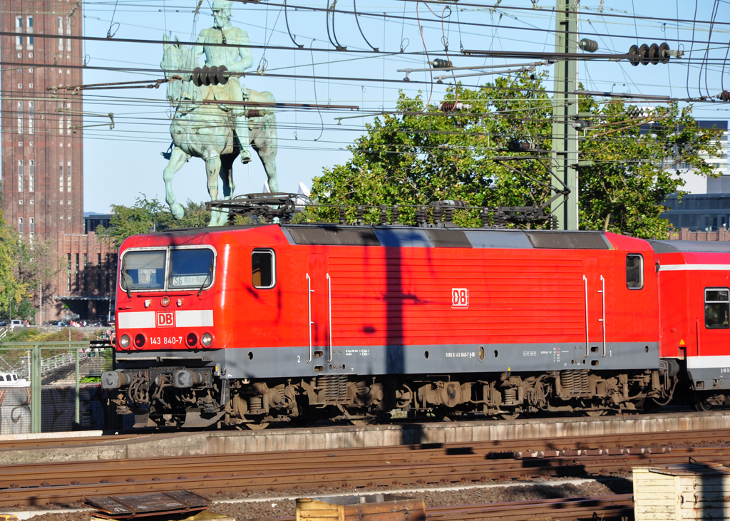 143 840-7 als  Zugpferd  fr die S 6 nach Kln-Nippes, kurz vor`m Hbf Kln - 10.10.2010