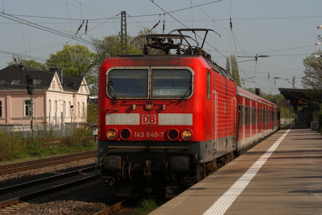 143 840-7 mit der S1 nach Dortmund Hbf bei der Abfahrt in Hilden am 11.04.2011