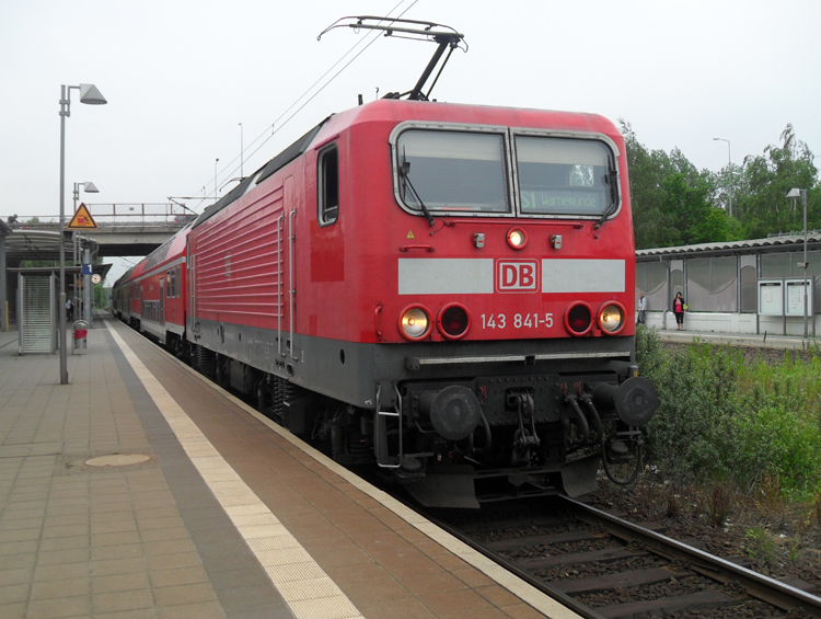 143 841-5 mit S1 von Rostock Hbf Richtung Warnem�nde bei der Ausfahrt im Hp Rostock-L�tten Klein.(18.06.10) 