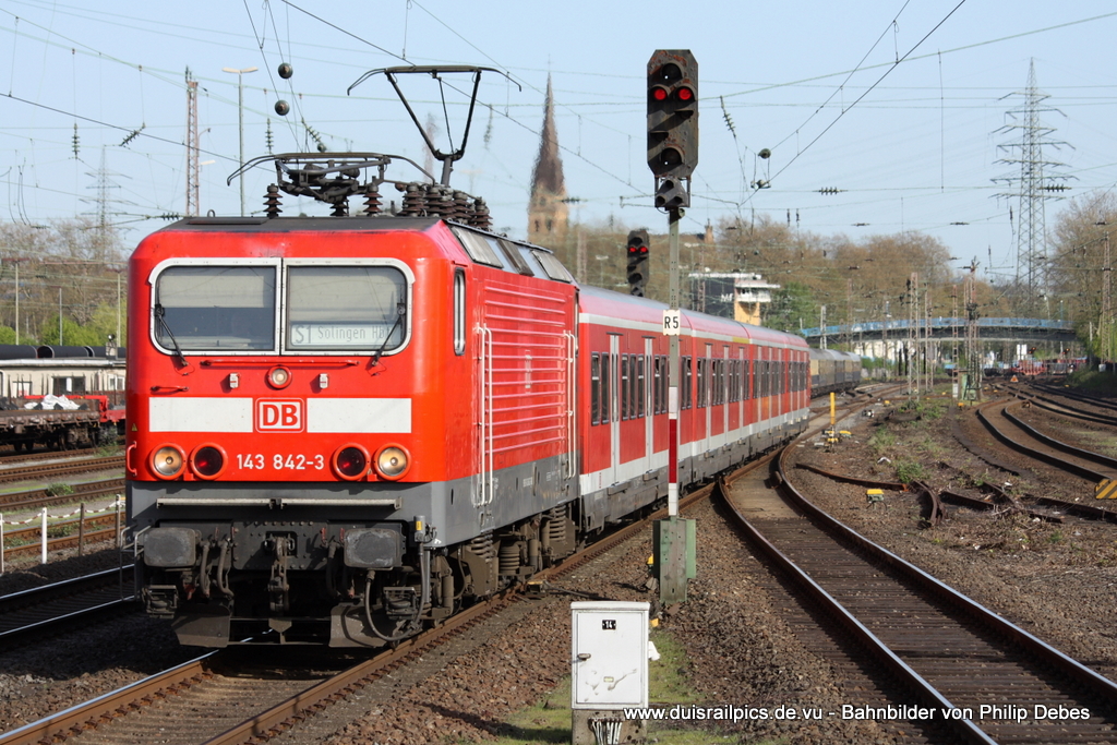 143 842-3 (DB) fhrt am 10. April 2011 um 17:17 Uhr mit der S1 in Richtung Solingen Hbf in Mlheim (Ruhr) Styrum ein