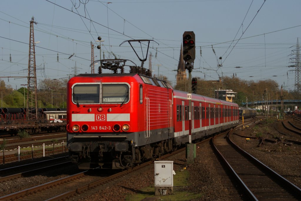 143 842-3 mit der S1 nach Solingen Hbf bei der Einfahrt in Mlheim-Sytrum am 10.04.2011