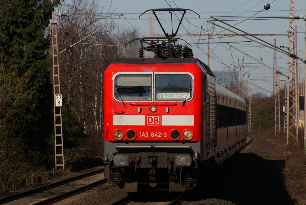 143 842-3 mit der S6 nach Kln-Nippes bei der Einfahrt in Dsseldorf-Eller-Sd am 07.03.2011