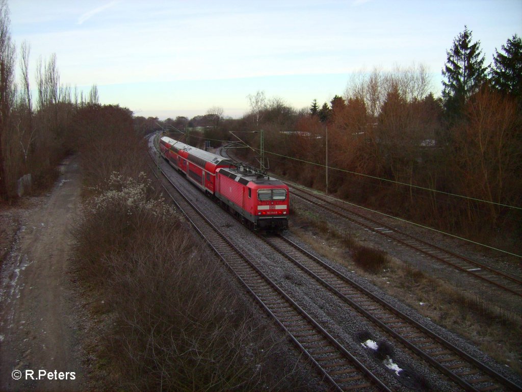 143 844-9 schiebt am 27.12.09 eine S-Bahn nach Halle, Schkeuditz.