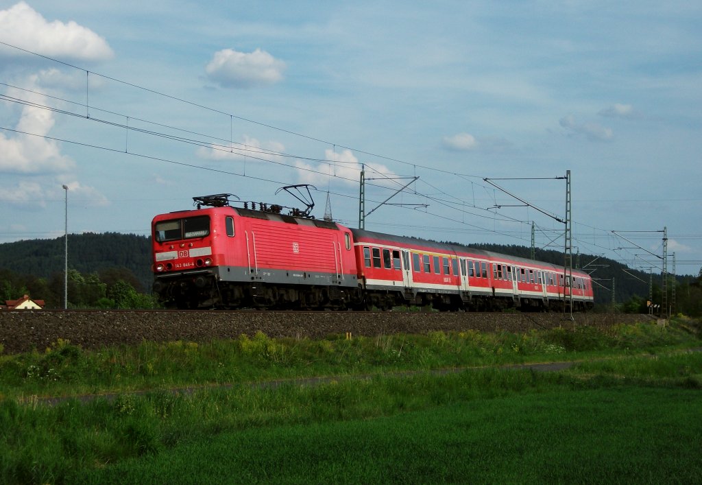143 846 ist am 11.Mai 2011 mit einer RB nach Saalfeld(S) bei Halach unterwegs.