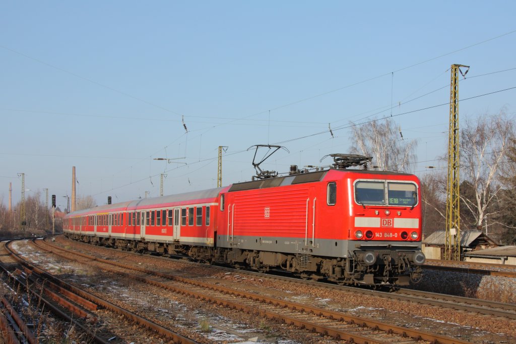 143 848-0 mit dem RE von Cottbus nach Dresden in Coswig. Fotografiert am 27.11.2010. 