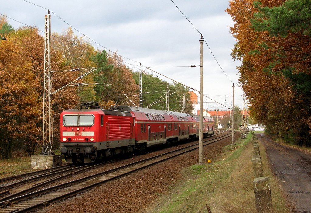 143 848-0 mit der Regionalbahn nach Senftenberg im herbstichen Bestensee.