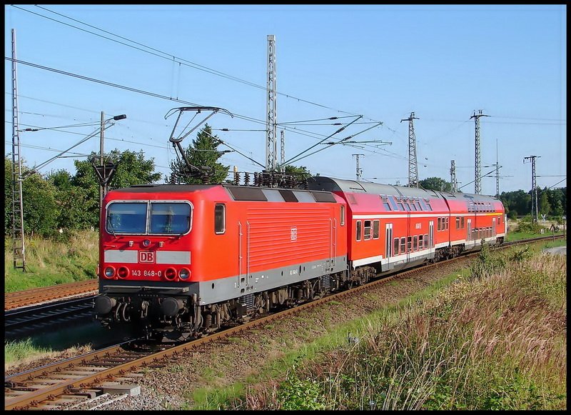 143 848-0 vor einem Erstz RE nach Neustrelitz. Stralsund am 25.07.08 
