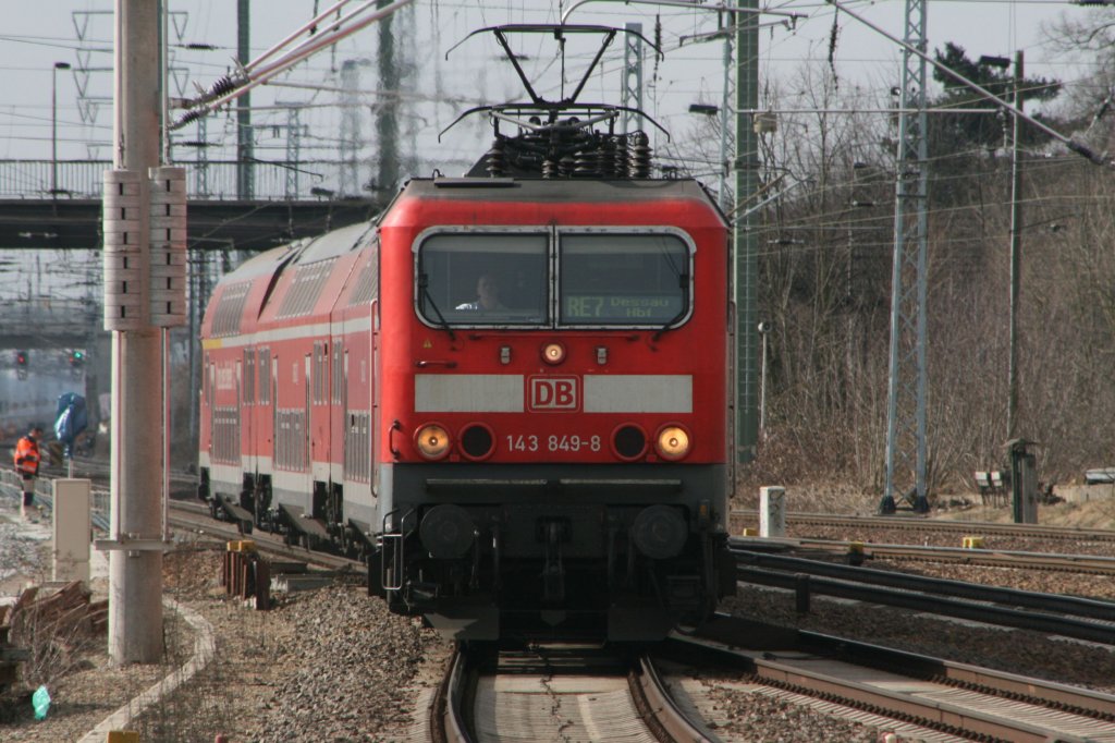 143 849 als Zuglok f�r den RB nach Dessau bei der Einfahrt in den Bahnhof Berlin Sch�nefeld.11.03.2011.