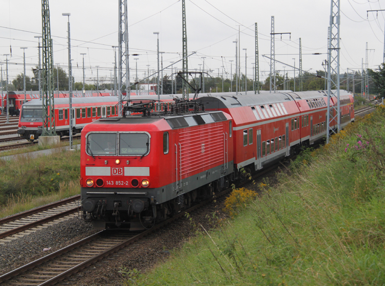 143 852-2 mit S2 von Gstrow nach Warnemnde bei der Einfahrt im Rostocker Hbf.10.09.2011,links die Abstellanlage Rostock-Dalwitzhof