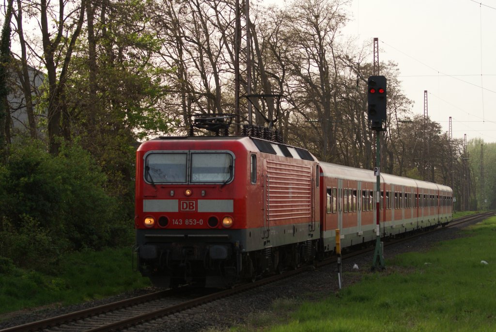 143 853-0 mit der S1 bei der Einfahrt in Hilden am 11.04.2011