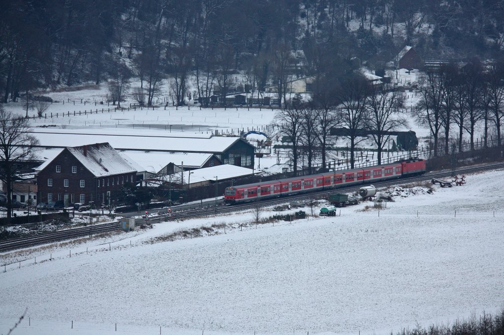 143 854 schiebt am 19.1.13 eine S6 nach Kln-Nippes.
Hier zwischen Kettwig und Werden.