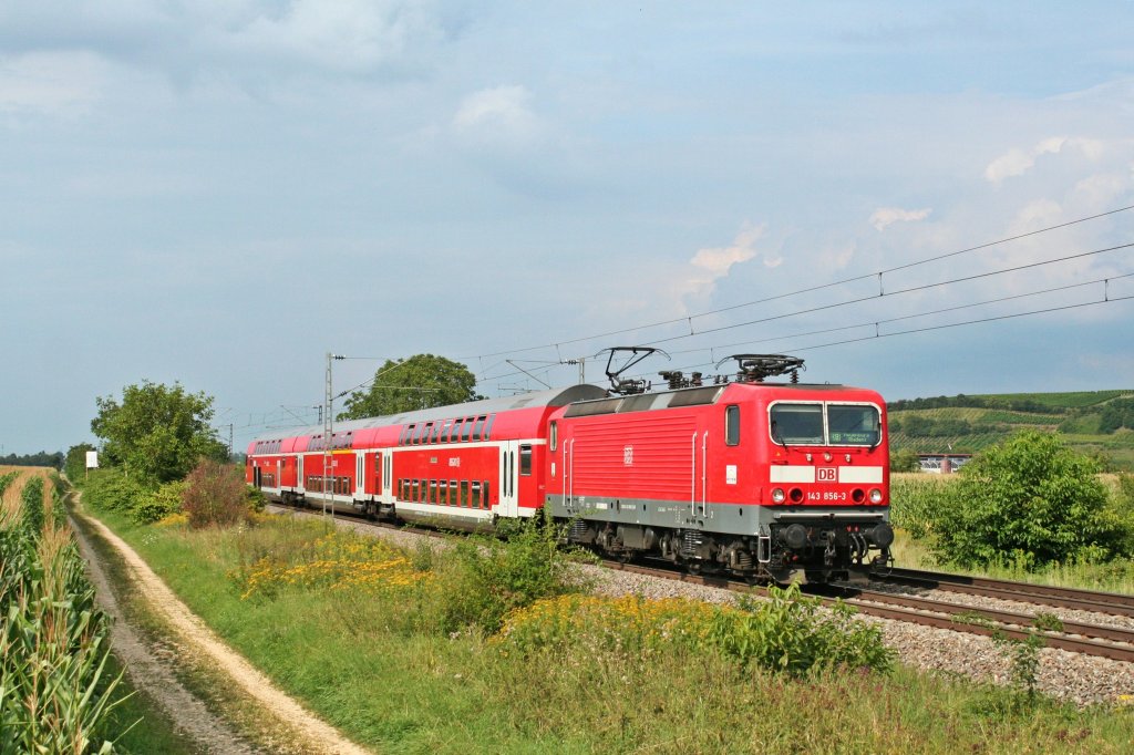 143 856-1 mit einer RB nach Neuenburg (Baden) am 13.08.12 kurz vor Mllheim (Baden).