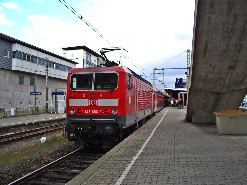 143 856-3 mit einer RB aus Neustadt (Schwarzwald) bei der Einfahrt in Freiburg (Breisgau) Hbf.
