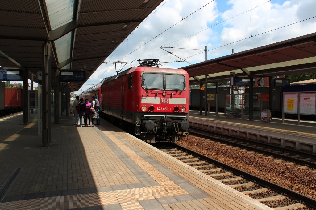 143 857-1 in Werdau mit dem RE von Leipzig Hbf nach Zwickau (Sachs) Hbf. 25.06.2012