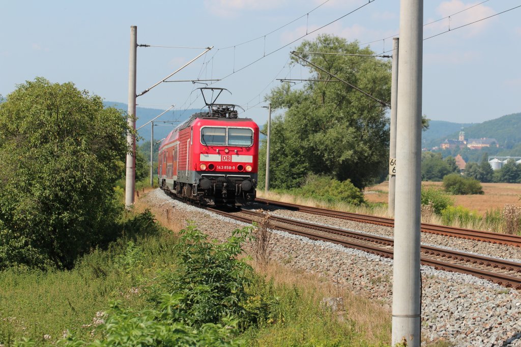 143 858-9 auf dem Weg nach Naumburg (S) Hbf zwischen Rudolstadt und Uhlstdt.25.07.2012