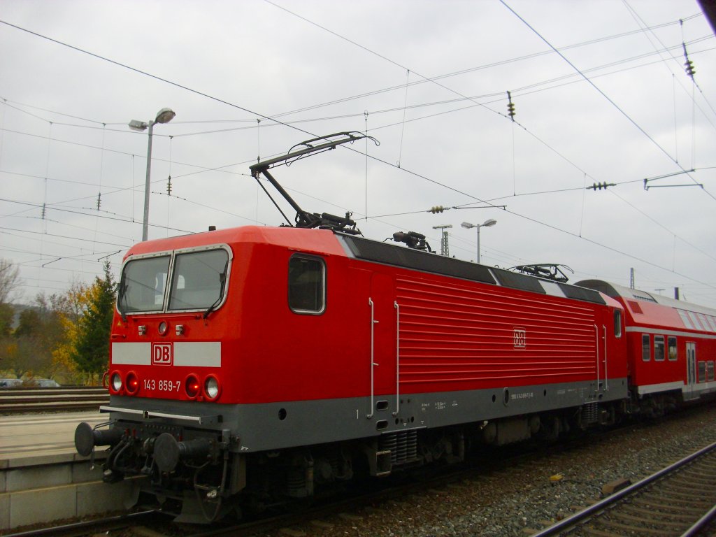 143 859-7 hat am 3. November 2010 mit einer Regionalbahn aus Vach den Endbahnhof Lichtenfels erreicht.