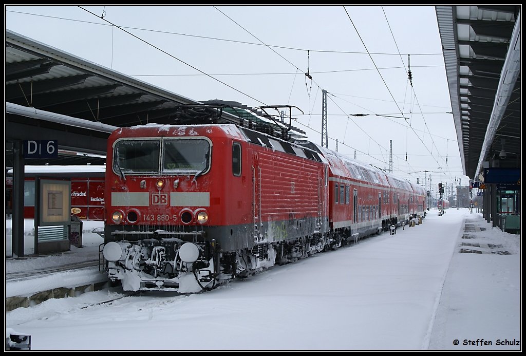 143 860 mit einer S-Bahngarnitur auf Gleis 6 am 30.01.2010 im Rostocker Hbf.
