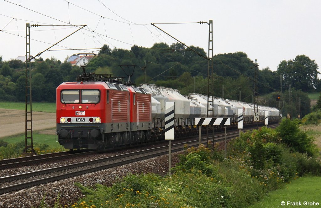 143 864 MEG 606 + 143 344 MEG 605 vor Ganzzug Silowagen Richtung Regensburg, KBS 880 Nrnberg - Passau, fotografiert bei Edlhausen am 04.08.2010